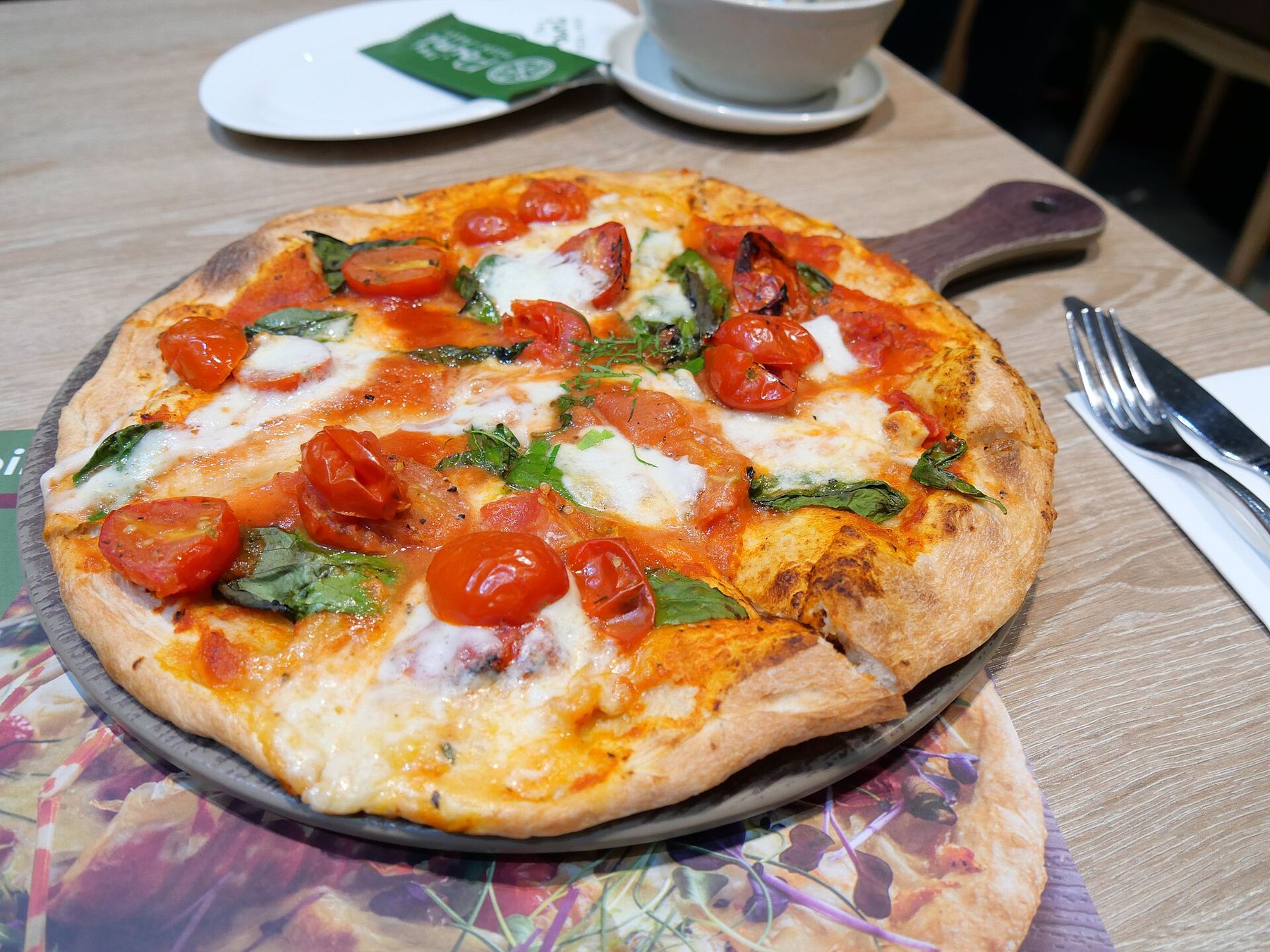 Pizza keluar dari oven